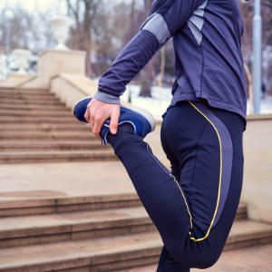 Image de la poitrine à la partie inférieure de l'homme debout et en position debout. Portant des vêtements de sport.