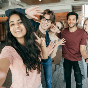 Groupe d'étudiants internationaux faisant des signes de la main