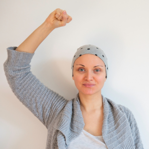 Survivant du cancer tenant la main sur la tête en signe de triomphe.