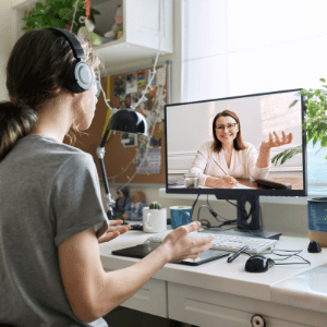 Femme assise devant un ordinateur, en conversation virtuelle avec un conseiller sur Internet.