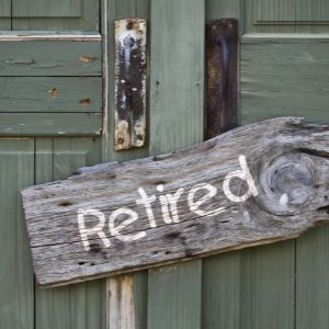 Porte avec un panneau indiquant "retraité". 