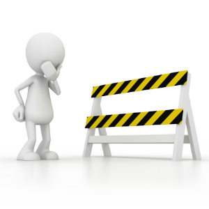 humain blanc debout en considération d'une barrière bloquant le chemin