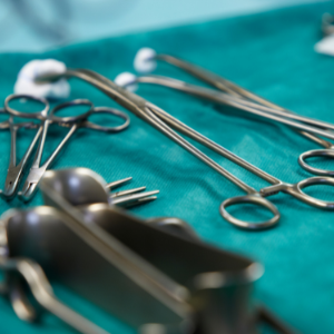 Plateau d'outils médico-chirurgicaux